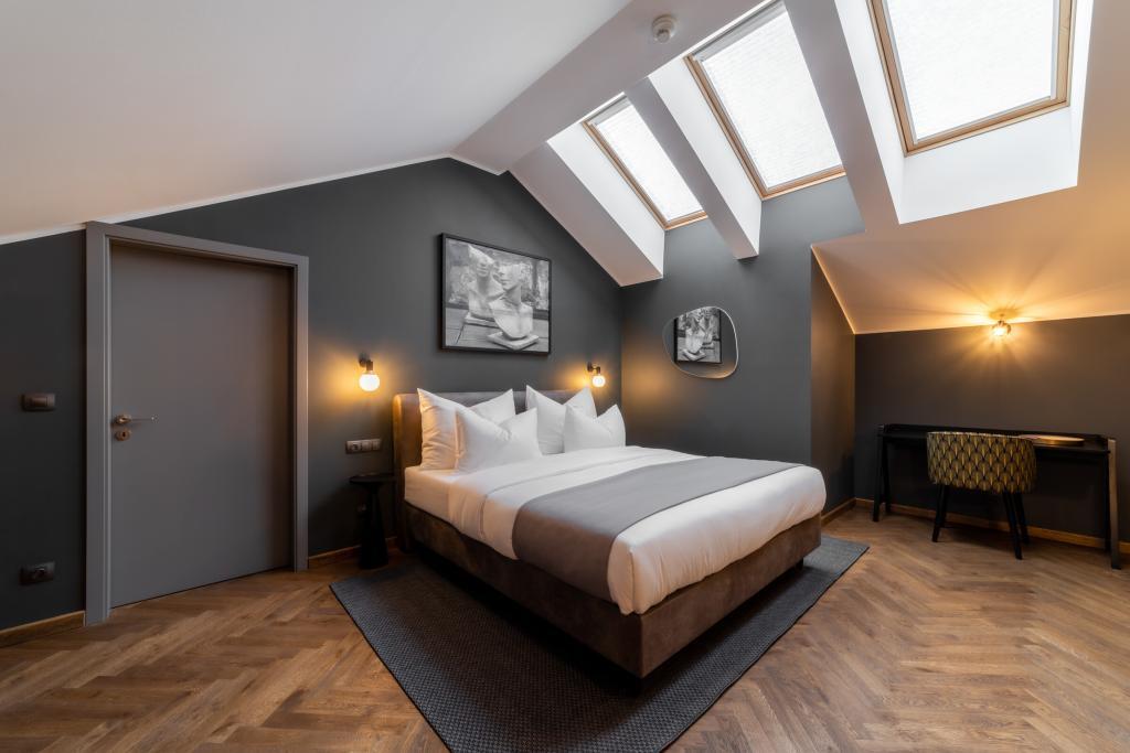 Podkrovní ložnice apartmá Deluxe s výhledem