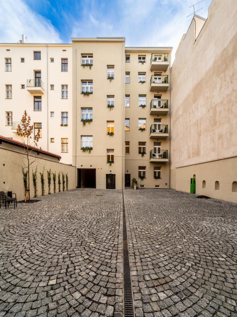 Uzavřený dvůr hotelu s parkováním